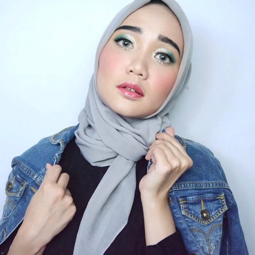 Instagram oh instagram algorithm nya kenapa lagi ya? Asli pusing nih berbi keep up nya 😅😅Anw, tutorial look ini ada di video sebelum foto ini ya, go check it out 😘...#beautybloggerindonesia #indobeautygram #indobeautyvlogger #tampilcantik #indobeautysquad #hijab #hijabers #makeuphijab #makeuptutorial #makeup #makeupblogger #lakme #clozetteid #beautyvlogger #beautyvloggerindonesia #undiscovered_muas #muatribeid #nyxcosmeticsid #straighttothepoint #preciselyyours #bvlogger #bvloggerid @bvlogger.id @beautybloggerindonesia @indobeautysquad @tampilcantik @beautychannel.id #beautychannelid