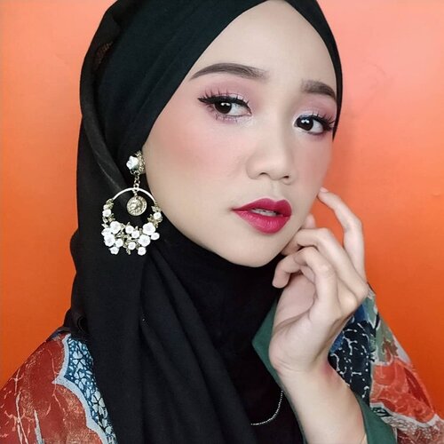 Tutorial makeup ini ada di post sebelumnya ya..Details:- @benefitindonesia goof proof brow pencil- @studiotropik priming water- @thebodyshopindo foundation- @jafracosmetics cream blush- @juviasplace Douce eyeshadow palette- @getthelookid L'Oreal Infallible Mascara- @benefitindonesia hoola bronzer- @corabeauty.id lip.matte....#beautybloggerindonesia #indobeautygram #indobeautyvlogger #tampilcantik #indobeautysquad #hijab #hijabers #makeuphijab #makeuptutorial #makeup #makeupblogger #lakme #clozetteid #beautyvlogger #beautyvloggerindonesia #undiscovered_muas #muatribeid #nyxcosmeticsid #straighttothepoint #preciselyyours #bvlogger #bvloggerid @bvlogger.id @beautybloggerindonesia @indobeautysquad @tampilcantik @beautychannel.id #beautychannelid