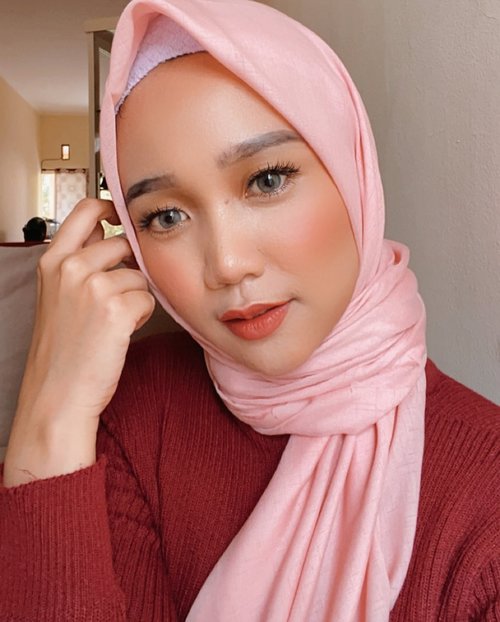 Biar feed nya Rapi-an dikit, 1 garis pakai baju merah 💃🏻 ..#makeuplife #makeupoftheday #hijabstyle #clozetteid