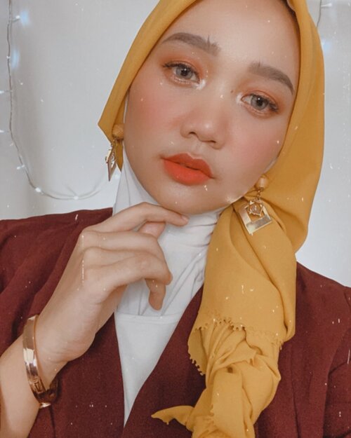 Gengs!Sekarang trend makeup masih warna orange🍊 and peach 🍑 atau udah pindah warna sih?Kalian suka Pantone color apa? Karena harusnya trend color 2020 sudah masuk ke classic blue atau deep blue atau agak purple gitu.#clozetteid #hijabstyle #makeupoftheday