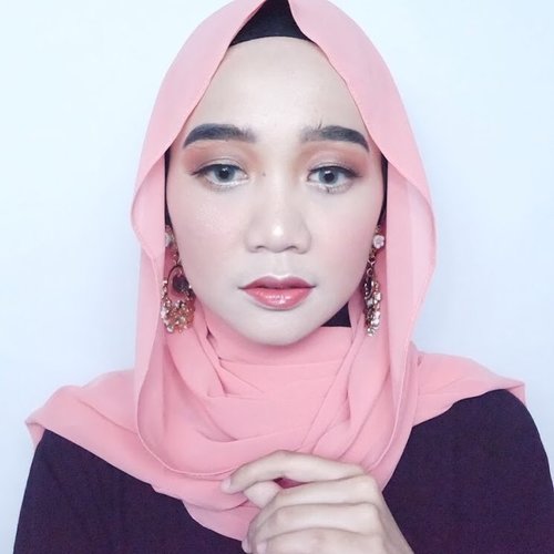 "Natural" bronzy eye look untuk makeup hari selasa ini 💪😬✨..#beautybloggerindonesia #indobeautygram #indobeautyvlogger #tampilcantik #indobeautysquad #hijab #hijabers #makeuphijab #makeuptutorial #makeup #makeupblogger #lakme #clozetteid #beautyvlogger #beautyvloggerindonesia #undiscovered_muas #muatribeid #nyxcosmeticsid #straighttothepoint #preciselyyours #bvlogger #bvloggerid @bvlogger.id @beautybloggerindonesia @indobeautysquad @tampilcantik @beautychannel.id #beautychannelid