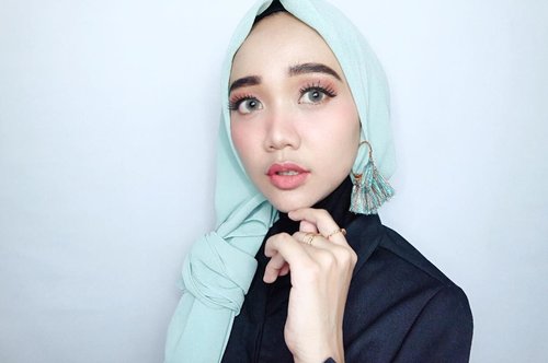 FRIDAY NIGHT OUT!!! Just kidding.. I'm in my pajamas main-main sama Ray yang lagi lemes 😅😅
.
.
.
.
@tampilcantik @indobeautygram @indobeautysquad @benefitindonesia  @clozetteid #clozetteid @undiscovered_muas @beautybloggerindonesia  #beautybloggerindonesia #indobeautygram #indobeautyvlogger #tampilcantik #indobeautysquad #hijab #hijabers #makeuphijab #makeuptutorial #makeup #makeupblogger #lakme #clozetteid #beautyvlogger #beautyvloggerindonesia #undiscovered_muas #muatribeid #nyxcosmeticsid