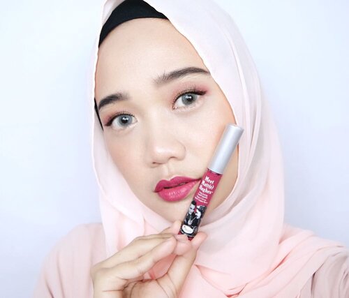 Mau ngeracun ya dikit:Aku baru pertama kali nyobain lip matte punya @thebalmid dan belinya di @kkaebshops  aaahh love banget sama lip matte ini.. ..Formula:Pada saat diaplikasikan terasa sejuk kaya ada mint gitu, formulanya agak thick dan sangat creamy. Lip matte ini langsung kering di bibir pas sekali olesan...Pigmentasi dan wangi:Super duper pigmented dengan hanya 1 kali oles langsung keluar warnanya dan wanginya seperti vanilla...@tampilcantik @indobeautygram @indobeautysquad @nyxcosmetics_indonesia @noryukicosmetics @benefitindonesia  @clozetteid #clozetteid @beautybloggerindonesia  #beautybloggerindonesia #indobeautygram #indobeautyvlogger #tampilcantik #indobeautysquad #hijab #hijabers #makeuphijab #makeuptutorial #makeup #makeupblogger