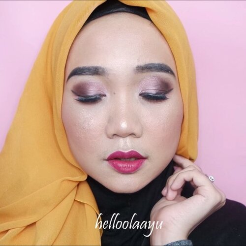 To brighten up your day, let's draw makeup on your face ✨.Products: @studiotropik Priming Water normal to oily skin@diormakeup Diorskin Forever Foundation@maybelline Fit Me! Concealer, VFace Blush On, Master Chrome Highlighter@physiciansformula Butter Bronzer@wardahbeauty Luminous Powder@sephoraidn Seeing Star Eyeshadow Palette@corabeauty.id Lip Cream.@beautybloggerindonesia @beautynesia.id @clozetteid #beautybloggers #clozetteid #beautynesia #makeuptutorial