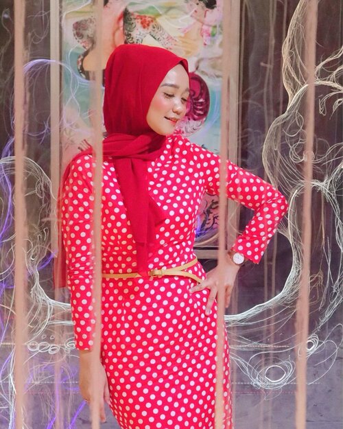 Always feelin’ extra chic in a long red dress 💋 adding some red lipstick from @pac_mt to complete the look! Nyaaawww!...#clozetteid #chicwish #hijabers