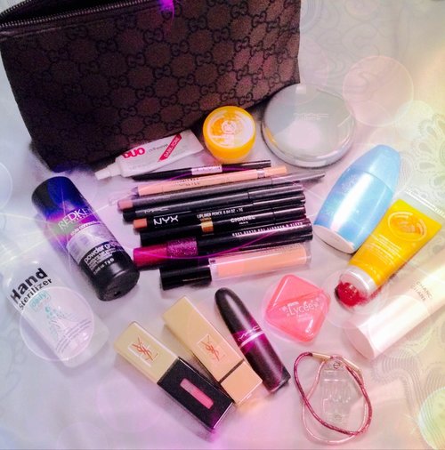 What's in my going out makeup bag?!!