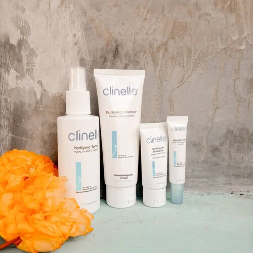 Hi mentemen onleeenHari ni aku mau #minireview produk terbarunya @clinelleid✨btw, ada gak yang lagi struggling melawan jerawat? atau yg punya type kulit oily skin & acneprone? Jangan sedih! jangan putus asa!Poduk terbaru #clinelle ini yaitu Purifying Series! Dari namany aja udh jelas bgt ya kalo produk ini emg cocok utk kulit berminyak dan berjerawat. Apalagi produknya ini diformulasikan dengan #7blemish Fighting Action yg fungsinya merawat dan melindungi kulit kita dari bakteri jerawat secara menyeluruh.Kita bahas satu satu yuk☀ Purifying Cleanser : nah sebelum pake sebenerny aku skeptis gitu sama ini karna sekrang kondisi kulitku mmg ga yg berminyak bgt cuma di T zone aja dan itu pun ga parah dan lbh ke dry skin gitu,ya kan kalo produk utk kulit berminyak biasanya kn bkin kering gitu dan ketarik tapi pas kucobain ternyata enggak! kulitku ga kerasa ketarik dan kering. Busanya ga banyak, tapi bikin kulit kerasa jauh lebih bersih.☀ Purifying toner : enak banget tinggal di semport aja ga ribet! dan Tonernya bagus sama kayak yg Smoothing Skin Toner, secinta itu dulu sama tonernya dan sekarang nyobain yg purifying ga kalah bagus. tonernya jg bisa menghydrating kulit, dan mengontrol minyak.☀ Purifying Gel Moisturizer : ini sih yg bikin penasaran pas cobain pertama kali, teksturnya itu Watery Gel, bener bener kyk air pas di ratain tapi lebih kental gitu jarang jarang moisturizer teksturnya kayak gini Untuk kulit berminyak ini enak bgt dipake, i really recommand this product!✨.☀Blemish Clear : nah kebetulan aku lagi ga ad jerawat pas pertma kali mau nyobain ini kebetulan pcrku ada jerawat yg lagi meradang merah merah gitu akhirnya kupakein lah ke dia besoknya langsung kempes dan kering. Mantep bgt sih haha. ini ampuh sih buat mengatasi jerewi-jerewi yg masih aktif.Semua produk clinelle ini juga punya keunggulan #7No's yaitu,no fragrance no lanolin no alcohol no paraben non comedogenic tanpa pewarna buatan dan juga tidak mengandung minyak mineral✨--nah itu dia #minireview aku mengenai Purifying series dari @clinelleidthx to @clozetteid & @clinelleidKalian harus coba juga Purifying ini,trutama yg lg strugling bgt!#MyAcneMyJourneyXClozetteID#ClozetteID