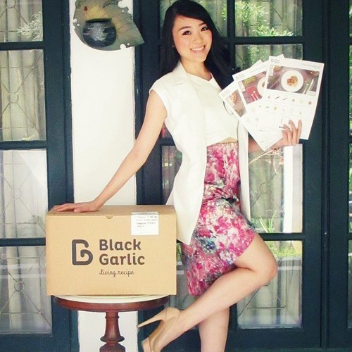  Posing with my first @blackgarlicid box and recipes! Yippiieeee... the post are also on my blog.. check it out!! (Maybe i will be a good chef... Read more →