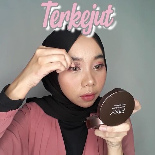 #basobertanyabessemenjawab eps 2.MAKEUP FAKE FRECKLES.🧑 : we... we... we.👩 : kamu kenapa lagi?🧑 : sorry... sorry... kenapa artis  yang ku idolakan ini, tiba-tiba seperti ini... berubah wajahnya padahal kemarin baik-baik aja? Liat nih.👩 : mmm... ini cuma pake makeup kaleeee.🧑 : ha... makeup?👩 : iya cuma makeup. Kamu yang santai aja dong.🧑 : astaga... aku terkejut. Aku kira dia kenapa-kenapa.👩 : aku lebih terkejut kaleeee.So, apasih makeup fake freckles itu?Jadi, freckles adalah bintik kecoklatkan yang muncul di permukaan kulit sebagai pengaruh sinar uv dari matahari. Frecleks disebabkan oleh faktor genetika atau turunan. Dulu freckles dianggap aib, Sehingga harus ditutupi. Namun, sekarang justru banyak beauty influncer menggangap hal tersebut adalah salah satu bentuk natural beauty yang tak harus ditutupi.Banyak beauty influncer yang menambah bintik-bintik kecoklatan di wajah atau makeupnya padahal mereka sama sekali tidak memiliki freckles. Makanya disebut dengan makeup fake freckles.Harapannya tren makeup seperti itu bisa menginspirasi bagi banyak orang untuk lebih percaya diri tanpa harus menutupi freckles mereka atau tampil serba sempurna. Love yourself.#tutorialmakeuplg #tutorialmakeup #tampilcanti #ragamkecantikan #bunnyneedsmakeup #clozetteid #clozette #jakartabeautyblogger #makassarbeautygram#skincarejerawat