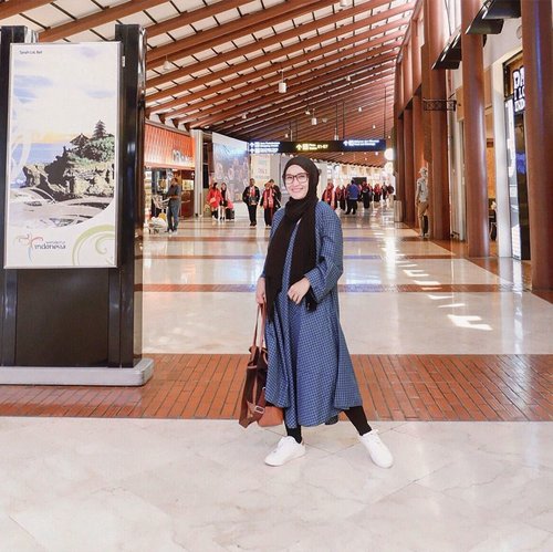 Wherever you go, no matter what the weather, always bring your own sunshine. -Anthony J. D'Angelo-..#ellynurul #ootdellynurul #hijab #hijabstyle #ootdhijab #clozetteid #ootd #ootdhijab #airportoutfit #love #smile #styleinspirations #hijab