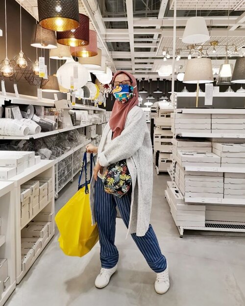 Kangen.. iya akupun kangen.. kangen traveling, staycation, meet up dan kangen juga belanja printilan keperluan rumah “home decor” apalagi bisa belanja barengan kamu sis @akuchichie @desy_yuss @andiyaniachmad 🤣
.
.
Kalo kamu kangen apa nih? happy weekend semuanya.. BDR minggu ini selesai kan.. happy weekend bersama orang orang yang kamu sayang ya ☺️
.
.
#ellynurul #momblogger #lifestyle #lifestylebloggers #hijab #ootdhijab #ootdellynurul #clozetteid