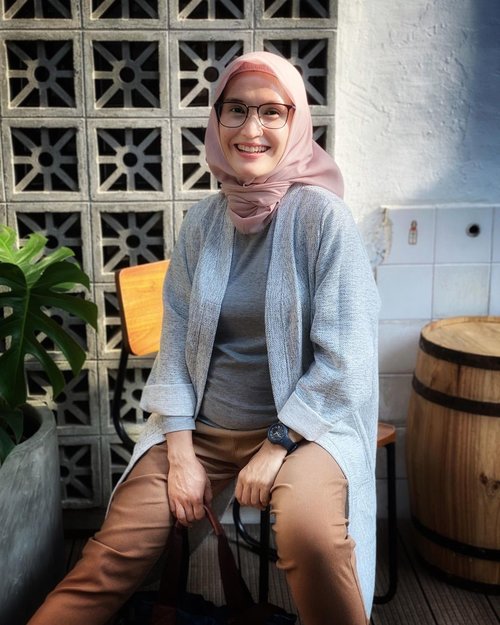 Infonya senyum adalah makeup terbaik, jadi.. aku pilih tersenyum ☺️ Selamat soreee semuanyaaa.. siapa yang menanti kehadiran pelangi sore ini cung ✋🏻sabar yaa sepertinya pelangi tidak muncul sore ini.. tapi kamu masih bisa melihat pelangi disenyumku 🤪 ((canda sore))📸 @desy_yuss #ellynurul #smile #positivevibes #positifthinking #positifenergy #positivity #mblocspace #styleinspiration #hijab #hijabstyle #clozetteid