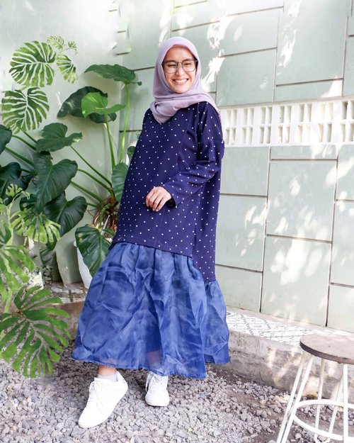 Just remember, when you browse your instagram and see picture with people smiling.. it doesn’t always stand for a perfect life. But I do believe a smile can be a source of your joy ☺️
.
.
📸 @mommy_jasmeen 
👗 @iymelsayshijab.id 
.
.
#ellynurul #hijab #clozetteid #smile #joyful #ootdellynurul #ootdhijab #ootdhijabindonesia #styleinspiration #hijabstyle