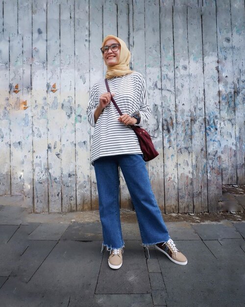 Hello Rabu..

Apa kabar? sedang apa? makan siang apa? abis itu mau ngapain? sapaan hangat aku untuk kamu semuaa.. semoga senantiasa sehat, positif dan lebih baik ya.. ☺️
.
.
👚 @mahara.id 
👖 @thisisapril_ 
👞 @thewarna 
.
.
.
#ellynurul #ootdellynurul #clozetteid #hijab #ootdhijab #ootdhijabindonesia #styleinspiration #styleinspiration #maharaladies #thewarna #thisisapril