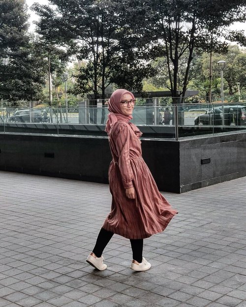 What is “important” in a dress is the “woman” who is wearing it - Yves Saint Laurent ..📷 @akuchichie ..#ellynurul #ootdellynurul #hijabootd #hijabstyleinspiration #clozetteid #hijab #hijabstyle #hijabfashion #ootdfashion #lifestyleblogger