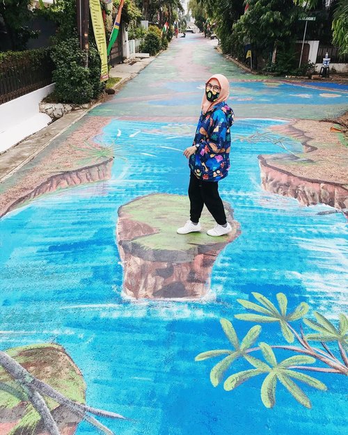 Terus melangkah, apalagi bersama kamu.. iya kamu..Welcome September 😉..🧥 @remembermeofficial_ ..#ellynurul #ootdellynurul #hijab #clozetteid #museumbasukiabdullah #art #mural #muralart #musbadul
