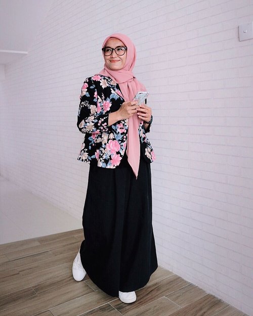 Don't love too soon.Don't trust too fast.Don't quit too early.Don't expect too high.Don't talk too much...Good morning and have a blessed friday everyone 💕💕💕..#ellynurul#ootdellynurul #hijabstyle #styleinspiration #clozetteid #hijabfashion #hijab