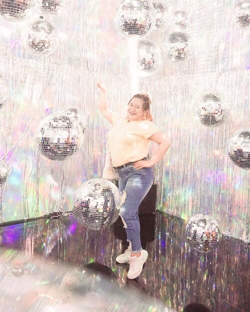 [ Repost ] 
Playing at @bearbrand_id x @haluuworld #BisaBanget Play Space at @senayancity 🙈💖
You can enjoy all the experience for FREE until 24 November✨
My favorite room definitely Disco Room!! 💃🏼💃🏼 #BodyPlusIcel
#BajuHalalIcel
#HaluuWorld 
#BearBrand