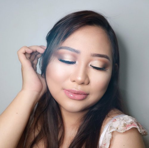 This looks supposed to be @nikkietutorials inspired looks for my channel. But I feel this is not good enough so I upload it here. Enjoy!
Deets 🌸
@makeupforeverid step 1 smooting primer
@catrice.cosmetics all matt foundation 025
@maybelline fit me concealer 10
@rcmamakeup no color powder
@maccosmetics studio fix powder
@katvondbeauty shade and light contour
@nyxcosmetics_indonesia mozaic powder blush
@thebalmid mary lou highlighter
@toofaced sweet peach palette
@minisoindo eyalash
@catriceindonesia shine appeal fluid lipstick 090
@nyxcosmetics_indonesia matte setting spray
.
.
.
.
.
.
.
.
.
.
#nyxcosmeticsid #GetClosewithSamantha .
#beautyblogger #fashionpeople #fblogger #blogger#thebalmid #catriceindonesia #katvond #makeupforever #maybellineid #makeupjunkie #l4l #ggrep#smile #makeup #bblogger #BeautyChannelID#hudabeauty #japankorea#bloggerceriaid#beautybloggerindonesia#sociollabloggernetwork #clozetteid