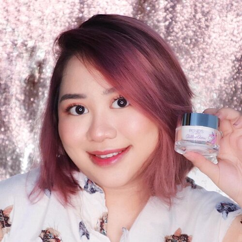 Dont afraid to be glowing like unicorn 🦄✨Please welcome the cutest Limited Edition Glitter Glow from @pondsindonesia 💖💖💖Disini aku dapet 4 produk yaitu🦄 Peel-off Glitter Mask : UBER-CUTE MASK! Pas pake ini tetep berasa cancik karna ada glitter nya, dan setelah ku peel off kulit ku jadi alus banget. 🦄 Glitter Cream : Ini moisturizer nya juga enak banget bikin kulit ku jadi lembap & glowing ✨ apa lagi kalo di pake nya sehabis maskeran pake peel-off glitter mask nya.🦄 Glitter Moisture Stick : Blush on stick nya ini cancik banget warnanya buat sehari-hari, dan gampang banget di blend nya.🦄 Glitter Duo Powder : Masih berasa kurang glowing? Tenang, ada ini. Ini bagus banget buat di pake tanpa makeup atau pas full makeup. Blinding sis! 💫Buat kalian yang mau cobain, buruan beli yaa! Karna ini LIMITED EDITION 🙈 mending nyesel kalo udah beli yakan?#GlitterGlowReview#BornUnicorn#SparkYourUnicornGlow #PondsGlitterGlow