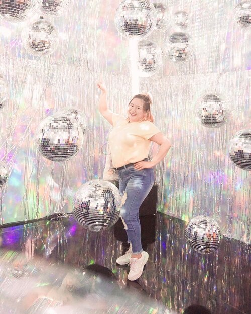 Playing at @bearbrand_id x @haluuworld #BisaBanget Play Space at @senayancity 🙈💖
You can enjoy all the experience for FREE until 24 November✨
My favorite room definitely Disco Room!! 💃🏼💃🏼 #BodyPlusIcel
#BajuHalalIcel
#HaluuWorld 
#BearBrand