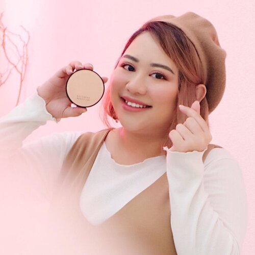 Jadi kan minggu lalu kan aku dateng ke launching nya Cushion @rollover.reaction di @plazaindonesia bareng sama @indobeautysquad ❤️Terus aku udah cobain selama seminggu ini, dan aku sukak banget! Hasil nya tuh satin finish gitu, jadi matte tapi yang fresh matte (?)Terus coverage nya juga lumayan banget, secara produk nya ini di klaim sebagai "tinted moisturizer" kan. Udah gitu long wearing juga dan packaging nya bagus banget nget nget... udah kayak cushion highend, pokoknya bagus parah!Sayangnya.... Ini bikin aku breakout lumayan parah 😭😭😭Padahal aku suka banget, tapi tiap aku pake ini bbrp jam aja langsung bruntusan atau jerawatan :((Dan aku masih gak tau kenapa aku pake ini breakout... semoga aja cuma kulit ku yang lagi sensitif.@rollover.reaction@indobeautysquad#RRxIBS#GetEnhanced#RRBeautyMeet