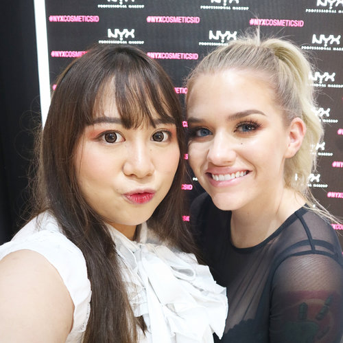 With pretty @ssssamanthaa 😍😍
Thank you shoo much @nyxcosmetics_indonesia @jaquelicious @prinkanidila for inviting me 😭😭❤️
I'm so happy today!!
#nyxcosmeticsid #GetClosewithSamantha .
.
#beautyblogger #fashionpeople #fblogger #blogger#패션모델 #블로거 #스트리트스타일 #스트리트패션 #스트릿패션 #스트릿룩 #스트릿스타일 #패션블로거#bestoftoday #style #makeupjunkie #l4l #ggrep#smile #makeup #bblogger #BeautyChannelID#hudabeauty #japankorea#bloggerceriaid#beautybloggerindonesia#sociollabloggernetwork #clozetteid