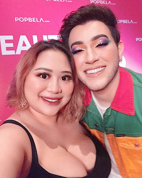 Bitchhhhhh! It's @mannymua733 😭❤️I have been following him from his first collab with Gerard Cosmetics, until now. OMG 😭😭He is super sweet! He saw me bringing my @makeupgeekcosmetics palette and then he ask me if he can sign it, even tell the guard that he want to wait ughh ❤️❤️But the guard is super ANNOYING and RUDE, they made Manny scared to talk to us 🙃 even he want to talk more. And push some of my friends when they taking photos.@beautyfest.asia next year please don't say it's a MEET and GREET when you only can take ONE PHOTO with guest and not even a proper greeting.#beautyfestasia2019#beautyfestasia#iamreal #mannymua