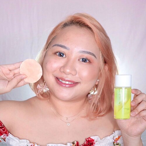 Holaaa! 🌼Kalian tau kan seberapa pentingnya ngebersihin muka apa lagi kalo abis makeupan? Nah, akhir-akhir ini aku lagi suka banget pake cleansing water & makeup melter dari @joylabbeauty ✨ ...🌸 Cleansing WaterIni enak banget di pake nya! Gampang banget buat ngangkat makeup dan gak bikin iritasi di kulit ku ❤️ me likey🌸 Makeup MelterKalo yang ini lebih canggih lagi, gampang banget buat ngangkat makeup waterproof! Yang bikin aku cinta banget itu, dia gak lengket sama sekali 👌🏻..Pake kode JOYLABGSL buat dapetin diskon di Shopee nya @joylabbeauty ! Happy shopping ❤️#joylabbeauty #reviewbyicel