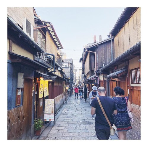 First stop: Kyoto ⛩
•
•
#throwback #gramslayers #shotzdelight #visualtraveller #justgoshoot #globe_visuals #dametraveler #prettycities #bitsofbuildings #thevisualscollective #createexplore #createcommune #bloggervibes #visualcrush #clozetteid #explorejapan #kyoto⛩ #explorekyoto #travelblogger #shotoniphonex