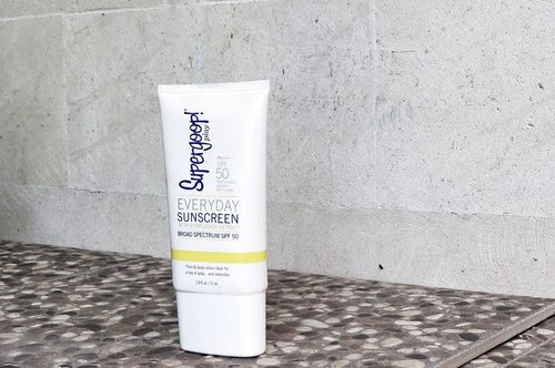 Current sunscreen review: Supergoop! Everyday Sunscreen is up on the blog 💻 You know where to find the link👆🏼
•
•
•
#TheJackieOfAllTradesBlog #bblogers #beautyjunkie #skincarejunkie #discoverunder10k #clozetteid #bloggerindo #skincarelove #skincareblogger #skincarecommunity #skincareroutine #bloggervibes #asianskincare #skincarereview #supergoop #itgtopshelfie
