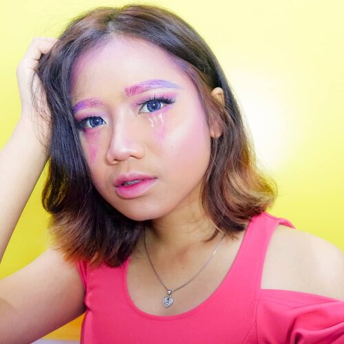 🐴(Ceritanya) UNICORN MAKEUP LOOK🐴
Lah ngapa kudu ada ceritanya sih? Wkw. Jadi di otak gw mau konsep makeupnya tuh kek eskrim rainbow gitu ungu link tp eyeshadow w terbatas and this is what i can do:( Aku tuh anaknya update bgt da ama permakeupan gitu. Cuma kadang aku ga pede mau pamer ke kalian aku ikut tren ini tren itu. Paling gemes sama glass skin karena bikinnya gampang HAHAH. Aku mau challenge diri aku sendiri buat sesuatu yang beda.
untuk bikin look ini, aku cuma andelin eyeshadow pink sama hijau tosca.

Ya jadinya gni, mau bikin unicorn kok jd mirip clown yak😂 aku masih perlu banyak belajar.

tapi aku yg penting sudah berusaha yang terbaik untuk berpartisipasi di dalam kompetisi meap unicorn @beautyjournal x @pondsindonesia 
ges ikutan apa biar w ga sendirian wkwk @nands.id @maroonfreeday @arifanuryani @nata.hsu @heyyyyyjudeeeee 
#PondsGlitterGlowCompetition #BeautyJounalxPonds #Clozetteid #makeup #makeuplook #unicornmakeup #pinkmakeup