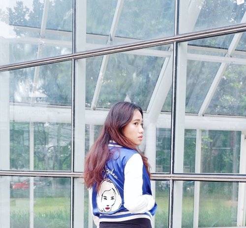 The beauty of woman is not in a facial mode, but the true beauty in a woman is reflected her soul. It is the caring that she lovingly gives the passion that she shows. The beauty of a woman grows with the passing years — Audrey Hepburn
.
📷: @rahmanfakhri .
#Clozette #ClozetteID #fashion #jacket #cropjacket #baseballjacket #kikomizuhara #quoteoftheday #audreyhepburn