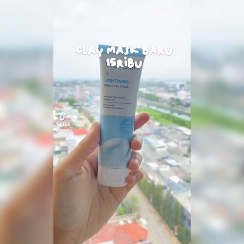 Selamat sore bunda tersayang, kembali lagi di #ReviewMaskerAul yang telah lama ditinggalkan☹️

Yak di comeback kita kali ini, aku akan membahas salah satu amsker baru dari @wardahbeauty dari seri Lightening. Aku nggak tahu sih ini emang versi baru atau reformulasi dari yang lama. Aku blm cb yg lama btw ya🙏🏻

Untuk kandungannya sih ok oc bgt bun, simple Vitamin E, Niacinamide, sama Licorice tentu Kaolin. Dia jga No Alcohol, No Paraben, No Sulfate, FA Safe (base on skincharisma) tapi ya masih pake parpum🙃 wanginya ga ganggu kok, mnrutku aromanya mengingatkan kamu akan kolam renang😂

Tekstur creamy gampang di blend dan warnanya biru cerah. Pas dipake juga enak ga bikin mata perih, engga bikin ketarik, apalagi kering. Tp ttp bikin kulit halus dan slightly lbh cerah gak sih? Narik minyaknya juga ok.

Tapi efek halus yg dihasilkan emg ga senampol masker yg clay item itu. Kalo yg item bener2 bikin halus lembut kan? Tp perih dipake karena alkoholnya ekstrim 🤣

Ya buatku worth it lah ini amsker 15rebu 50ml pula dr pd pake masker organik ga berBPOM ga genah😂

❗️❗️ please minta izin untuk menggunakan kembali kontenku ya

#clozetteid #beauty #skincare #wardah #maskerwardah #wardahblueclaymask #wardahclaymask #maskerlokal #ReviewMaskerAul_Wardah #tiktokbeauty #tiktokskincare