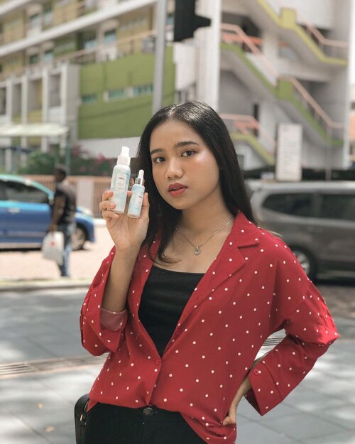 Hai semuanya, produk baru @raikubeauty enggak berhenti sampai di eye serum aja!
⠀⠀
Selama beberapa minggu ini, aku udah coba dua produk baru lain dari Raiku, yaitu Raiku Hydrating Mist dan Raiku Water Essence. ⠀⠀
Berikut review aku mengenai kedua produk ini;
⠀⠀
Face Mist: jujur pas pertama kali pake, kerasa banget ekstra moisture-nya. Soalnya agak lengket, tapi justru rsa lengket ini bagus banget lho buat dipake sebagai primer ataupun setting spray makeup. Soalnya makeup jadi longlast nempel lama, ga geser, dan buat kulit lembab. Aku suka pake ini skrng buat set makeup heheh. Ohiya spraynya stlh bbrp lama aku pake, kerasa agak besar-besar, tp pas nempel kulit ga jadi butir2an air. Langsung nempel halus gitu.
⠀⠀
Water Essence: pakai botol kaca yg kecil dan ramping, aplikatornya jga pake pipet. Nah tekstur si essencenya sendiri light tapi ada sensasi licin dari gliserin. Aku suka banget ini karena bikin lembab kulit tanpa lengket, rasa lembapnya juga awet dan aman-aman aja sama skincare aku yg lain. ⠀⠀
#raiku
#raikufacemist
#raikuwateressence #ClozetteID #beauty #skincare #makeup #beautybloggerindonesia #indobeautysquad #beautybloggerceriaid #beautiesquad #indobeautygram #beautyblogger #ipreview via @preview.app @onie_callista