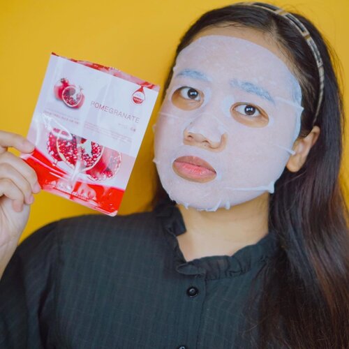 Siapa yang ngikutin #30DaySheetMaskChallenge aku? Udah jalan semingguan sih dan kalau kalian notice beberapa kali aku pakai sheetmasknya @farmstayid udah 3 kali, dengan varian Red Gingseng, Bird Nest, dan Pome.Ketiganya rasanya berbeda, so far aku suka Pome, karena engga lengket, light tp menghidrasi banget, trs kulit jadi dingin dong. Pas udah menyerap kulit rasanya kem velvety gitu masa. Halus. Essencenya tuh bening dan hampir berbentuk gel tapi ga sethick dan ga sebanyak varian lain.Sebenarnya @farmstayid punya 10 varian sheet mask yang macem2 manfaatnya:- Red Gingseng : mengurangi peradangan & mencerahkan - Bird Nest: mmanti aging & lifting- Pome: menyegarkan kulit lelah- Milk: mencerahkan & melembabkan-Pearl : mencerahkan& memperbaiki tekstur-Geeen Tea: melembabkan & menghaluskan-Honey: melembabkan-Charcoal: menyerap kotoran-Aloe: melembabkan -Snail: mencerahkan&memperbaiki teksturMasker mereka juga mursida, harga normal Rp15,000 kalo lagi diskon lbh irit. Kalau kalian kepo mau beli sekarang, pake kode FARMAULIA dpt diskon 10% minbel.20rebu doang sistur. Mantup!Nantikan review 7 varian lainnya di story yah 💕#StayBeautywithFarmStay #clozetteid #beauty #skincare #sheetmask #koreansheetmask #sheetmaskkorea #skincarekorea #beautiesquad #indonesiabeautyblogger #beautybloggerindonesia #indobeautysquad