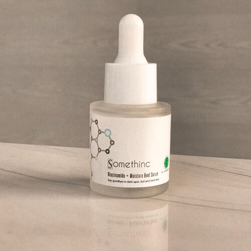 ✨Mini Review #SomethincSerum
Brand ini punya Indonesia asli alias lokal. Emang brand yang belum lama sih, dia terkenal karena lunya 3 serum. Salah satunya Niacinamide ini. Karena kulitku lagi banyak banget bekas jerawatnya, akhirnya aku memutuskan mencoba. Toh waktu di #jxb harganya mursida banget!
⠀⠀
Sekarang serumnya udh habis satu botol dan aku lg pake botol kedua. Berikut review singkat dari aku mengenai @somethincofficial
⠀⠀
Love:
- kemasannya kecil, jadi enak dibawa kemana-mana
- tekstur serumnya ringan, cair tapi agak licin ada gliserinnya gitu.
- cepat menyerap
- cruelty free dan sudah halal
- harganya super terjangkau
- hasilnya nyata. Tapi ga instan ya, ga ada skincare yg instan. Kalo ada patut dipertanyakan keamanannya🤣
⠀⠀
Tapi, tentunya ada minusnya dr produk ini:
- engga minus sih, tapi akan lebih baik kalau bisa masuk drugstore💃🏽
⠀⠀
Kesimpulan:
Menurutku, produk ini sesuai kali sama claimnya yang bisa mencerahkan wajah + memudarkan bekas jerawat. Produk ini juga klaim bisa melembabkan wajah, tp buat ku tidak mengunci kelembapan sampai waktu yg lama.
⠀⠀
Harga: 115.500
⠀⠀
Rate: ⭐️⭐️⭐️⭐️
⠀⠀ #ClozetteID #beauty #skincare #makeup #beautybloggerindonesia #indobeautysquad #beautybloggerceriaid #beautiesquad #indobeautygram #beautyblogger #somethinc #somethincsquad #minireview #facewash #facialwash #ipreview via @preview.app