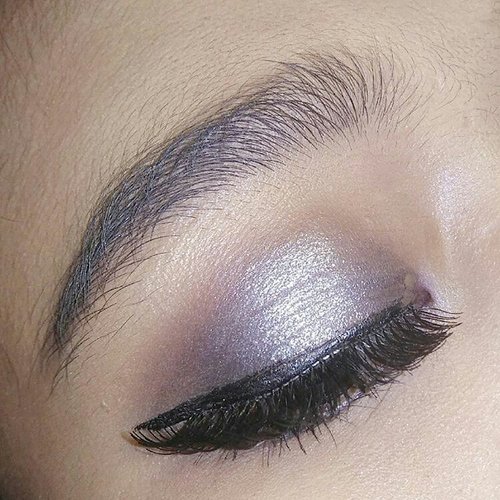 @Regrann from @awlrw -  eyes detail. itu sebenernya sih hitam dari palette NYX smokey shadow, tapi warnanya entah knp jd grey. p.s: rambut alisnya biarin aja yaa:)))))
#eotd #eyesdetal #eyesmakeup #makeup #ClozetteID #eye #Regrann