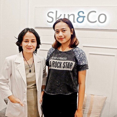 guys, beberapa minggu lalu aku perawatan dong di @skinco_clinic demi #LebaranGlowing 🤭 Tau sendirilah ya, masalah break out aku masih nyisain dikit jerawat, tapi sekarang udh berish sih sih tinggal bekasnya aja.
⠀⠀
di sana aku nyobain dua treatment, yaitu Glowing Peel sama Holywood Laser Peel buat menuntaskan jerawat. Aku udh tulis hasilnya di blog btw kalian bisa langsung baca pengalaman aku ya❤️
⠀⠀ #ClozetteID #beauty #skincare #makeup #beautybloggerindonesia #indobeautysquad #beautybloggerceriaid #beautiesquad #indobeautygram #beautyblogger #skincoclinic #skinandcoclinic #glowingpeel #holywoodlaserpeel #ipreview via @preview.app