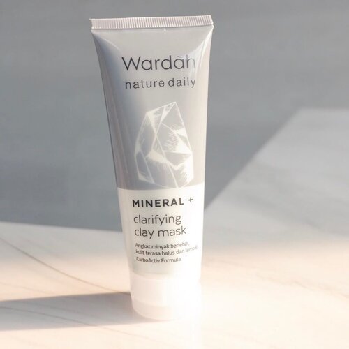 ✨Mini Review #WardahMineral Clarifying Clay Mask
Brand sejuta umat lha ya ini mah. Walaupun aku punya kulit kering, tp belakangan ini suka banget beli clay mask karena ngebersihin kotorannya tuh bener2 ke dalem. Toh sesekali pakai clay mask engga akan bikin kulit aku makin kering kok, asal diimbangi dgn hydrating toner dan masker yg hydrating. ⠀⠀
Masker ini mirah harganya di bawah 20k tapi bisa dipake berkali-kali. Berikut review singkat dari aku mengenai masker dari @wardahbeauty
⠀⠀
Love:
- teskturnya creamy, halus mudah dibaur
- pas proses mengering engga bikin wajah ketarik👌
- gampang banget dibersihkan
- bikin wajah halus😭 ga ngerti lagi, halusnya tuh enak bukan yang narik gitu
- harganya super terjangkau
- untuk kulit berminyak ini good deal bgt aih soalnya dia narik minyak berlebih tp ga bikin ketarik nyiksa🤩
⠀⠀
Tapi, tentunya ada minusnya dr produk ini:
- engga ada seal apapun di lubang produknya, jadi engga tau itu kapan pertama kali dibuka:”)
- wangi alkoholnya strong sekali
- alkoholnya nusuk mata jd aku nangis(?) kalau make masker terlalu deket
⠀⠀
Kesimpulan:
Menurutku, produk ini cukup dan patut dicoba khusunya kamu yang kulitnya berminyak. Soalnya bener bener ngebersihin wajah dan jadi sehalus itu, kalau kalian timpa sheet mask setelahnya lebih enak. Tapi, kalau wajah kalian sensitif khusunya sama alkohol, mending mundur teratur hehe
⠀⠀
Harga: 16-19.000
⠀⠀
Rate: ⭐️⭐️ (2,5/5)

Untuk lebih lengkapnya kalian bisa lihat blog aku ya🌸
⠀⠀ #ClozetteID #beauty #skincare #makeup #beautybloggerindonesia #indobeautysquad #beautybloggerceriaid #beautiesquad #indobeautygram #beautyblogger #wardah #wardahbeauty #maskerwardah #wardahmineralclarifyingclaymask #wardahclaymask  #ipreview via @preview.app