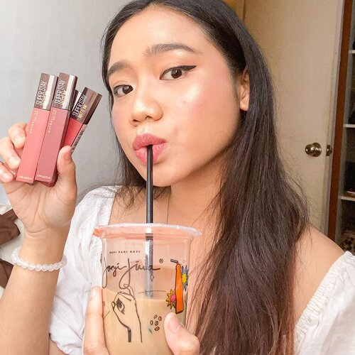 Lip Cream and Coffee become one💓☕️

Beberapa waktu lalu aku sempet kedapetan promo @maybelline Superstay Matte Ink coffee edition di @shopee_id dan skrng dpt kesemptan utk coba semuanya. 

Gak nyangka kalau wanginya itu macem-macem, diseauaiin sama nama shade. Yg namanya hazelnut sama caramel paling menggugah selera aromanya😭🥺 enak bgt buuuun!!!

Anw, hasil kolaborasi sama @kopijanjijiwa ini ada 5 share limited, yaitu:
☕️ 255 Chai Genius
☕️ 260 Hazenut Collector
☕️ 265 Caramel Collector
☕️ 270 Cocoa Connoisseur
☕️ 280 espresso Enthusiast

Happy bisa ikutan launchnya walau virtual. Ini acara virtual beauty pertama aku😳 kalin bisa lit swacth di bibir di video terakhir.

Mumpung Maybelline lg diskon buruan dicoba, yg normalnya 125 skrng jd 80rban🥺😭

#SuperstayCoffeeLaunch #MaybellinexJanjiJiwa #CoffeeOnYourLips #MaybellineIndonesia #ClozetteID #makeup #tiktokbeauty #tiktokmakeup