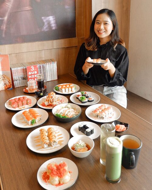 Sebagai anak yang doyan makan banyak, aku seneng banget sama tempat makan yang nasih opsi AYCE (all you can eat) jatohnya lebih irit karena bisa makan banyak sepuasnya tp bayarnya murah. Nah, akhirnya mumpung awal bulan nih gengs, tadi aku icip icip sushi AYCE di @sushinaruBayar 165rb NET bisa makan sepuasnya sampe perut mblodos😭🤣 dengan harga segitu kamu udah bisa pesen sushi, rice bowl, ramen, appetizer, minuman, dan desset. Lengkap banget bundahhhh~Aku suka banget sama ramennya sumpah enak banget, kaldunya gilak sih enaknya😭Terus salmonnya juga manis seger, ada satu sushi favorit aku, tp lupa namanya😌Tenang guys, menu di sini halal. Jadi aman🙏🏼 #ClozetteID #food #beautybloggerindonesia #indobeautysquad #beautybloggerceriaid #beautiesquad #indobeautygram #beautyblogger #foodie #foodstagram #foodies #qraved #qravedjakarta  #sushi #sushitime #sushinaru #sushiserpong #sushinaru #sushigadingserpong