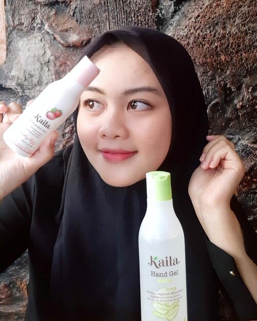 Sekarang bisa hidup sehat plus harum sepanjang hari dengan produk @kailaofficial.id loh 😜Disini aku memakai Hand Gel dari Kaila yang farian Fresh, aromanya lembut dan ga terlalu menusuk ke hidung jauh berbeda dengan Hand Gel kebanyakan 😆Tapi setelah menggunakan Hand Gel dari Kaila aku lanjut menggunakan Body Lotion Kaila pada area tangan karena memiliki fungsi melembutkan dan melembabkan area kulit 🌼Terus Kaila mengandung 8 natural essences yang sangat baik untuk kesehatan kulit  kita, seperti Seaweed, Macadamia , Calendula, Chamomile, Wheat, Avocado, Jojoba dan Yam Bean.Produk Kaila ini semua mengandung UV Protection yang membantu melindungi kulit dari pengaruh buruk sinar matahari juga loh dan semua produk Kaila dapat mencerahkan kulit 🥰Kali ini aku memakai aroma Strawberry Passion 🍓 yang di dalamnya memiliki kandungan  Extra Moisturizing yang memberikan kelembapan lebih ekstra bagi kulit. Aroma buah strawberry-nya menurutku sweet dan harumnya cukup awet dipakai. Karena @kailanatural sudah Dermatologically tested maka dari itu sangat aman untuk digunakan semua jenis kulit dan Kaila juga sudah ber-sertifikat halal dari MUI 😍Untuk pembelian produk @kailaofficial.id sendiri di kota Palembang sudah tersebar di Supermarket JM, Linda Kosmetik, dan buat yang di luar Palembang juga bisa order di Kaila Official Shopee ya 😉#kailanatural #kailanaturalbodylotion #strawberrypassion #ClozetteID #beautysillcom #reviewsilta #PlgBeautyBlogger #skincaresilta #bodycaresilta