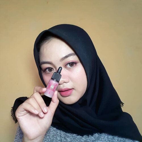 Ada yang pecinta liptint?Nih aku baru aja coba liptint dari @peripera_official 😍Kali ini aku mencobain Liptint Peripera Ink Airy Velvet shades Elf Light Rose yang warnanya cantik banget ❤Kalian mau coba juga?Klik link di bio aku ya untuk menuju link dan harganya 😉 cuman di @hicharis_official kalian bisa dapat produk-produk korea yang original dan terpercaya sampai dirumah kalian dengan selamat 🎉#clozetteID #charisceleb #periperainkvelvet #review #liptint #periperaairyinkvelvet #charis