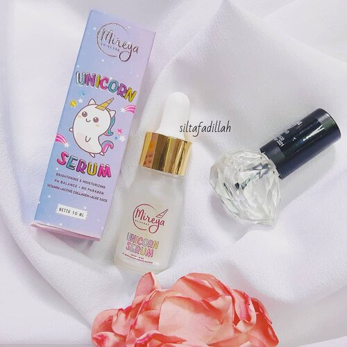 Aku punya review baru nih dari @mireyacosmetics.officialYaitu adalah Mireya Unicorn Serum Brightening & Moisturizing yang memiliki banyak manfaat untuk wajah karena Serum ini memiliki kualitas premium yang dimana dapat melindungi kulit wajah kita dari sinar matahari dan radikal bebas 🌞🌬️Serum ini memiliki ingredients sangat bagus dan bermanfaat merawat wajah karena mengandung konbinasi Vitamin, Collagen aktif dan juga Aloe Juice. Semua kandungan ini sangat bagus untuk membuat kulit cerah saat pertama kali kita pakai 💆Untuk full reviewnya udah ada di www.beautysill.com atau langsung klik aja di BIO aku ya ❤️#ClozetteID #siltareview #mireyaunicornserum #acnefighter #bloggerpalembang #bloggerstyle #skincaresilta #beautysillcom