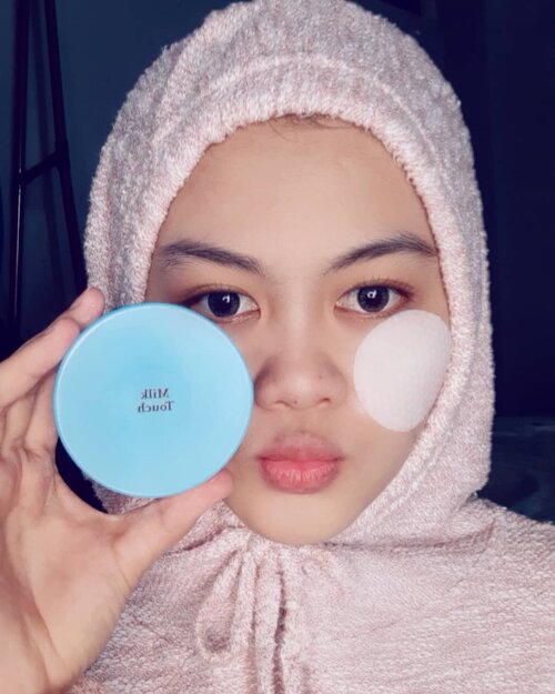 Review ~ Glossy Moisture Pad 🦋Kalian tau kan sekarang aku lagi suka sama yang simpel-simpel gitu, nah jadi kemaren aku baru aja dikenali @charis_indonesia sama salah satu produk dari @milktouch_official ini termasuk salah satu produk yang lagi di gemari juga di Korea loh dan selain itu produk ini juga adalah salah satu yang lagi di gemari di negeri sakura Jepang 😍Yaitu adalah Glossy Moisture Pad yang dimana memiliki fungsi untuk membantu melembabkan dan membuat kulit wajah kita bercahaya alias glowing ala cewek-cewek korea gitu 🌼Seperti nama produknya Pad, produk ini memiliki dua sisi yang seperti pad kebanyakan. Dan menurutku ini salah satu produk yang wajib banget dimiliki oleh jenis-jenis orang pemalas namun ingin memiliki wajah mulus seperti aku 😂Nah produk ini juga cocok banget di pakek pagi dan malam karena melembabkan kulit kita dengan takaran yang sewajarnya yang diperlukan oleh kulit wajah, produk ini juga dapat menyamakan pori-pori, dan tentunya dapat mengangkat Sel kulit mati pada wajah 🕊️Dan keuntungan lainnya dari produk ini adalah, kita bisa bawa buat traveling karena ga makan tempat banget dan bisa membuat kita lebih praktis ☺️Harga dari produk ini sekitaran Rp. 207.000 untuk harga normal tetapi kalian bisa dapet diskon dengan mengklik link di bawah ini atau link di BIO aku untuk mendapatkan harga Rp. 180.000 aja ❤️https://hicharis.net/siltafadillah/NXD#MILKTOUCH #GlossyMoisturePad CHARIS #hicharis @hicharis_official @charis_celeb#ClozetteID #skincaresilta