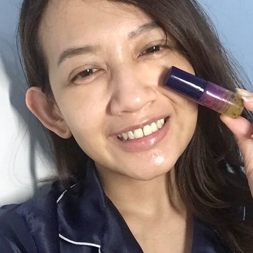 My kind of early morning selfie with bare face. I now I don’t usually post my morning bare face, but this time I wanna share the results after my first week using @loccitane_id Immortelle Overnight Reset Serum. This pre-serum has caught my eyes since their first launched because of the golden bubble inside. It claims to help in repairing and regenerating our skin at night after the impact of fatigue and stress during the days. This serum completed with trio powerful active : - Acmella Oleacera : nature’s alternative to botox. It helps to smoothen the skin and reduce the appearance of wrinkles. - Marjoram : helps to stimulate the genetic mechanism of the skin and skin recovery at night. - Essential Oil Immortelle : the famous oil for its anti-aging benefits. It works more powerful as an antioxidant and stimulates our skin to look firmer and younger. It has lightweight water gel texture and loving the satin finish looks. This serum is more effective to be used at night. Since, it’s pre-serum, I use it after toner and before my night serum as the directions. I do enjoy added this serum into my night routine. I’ve noticed my skin has more healthy-looking with the natural glow come within. I will keep use it and can’t wait to see the results after 28 days. #loccitaneid #loveloccitaneid #myresetmoments