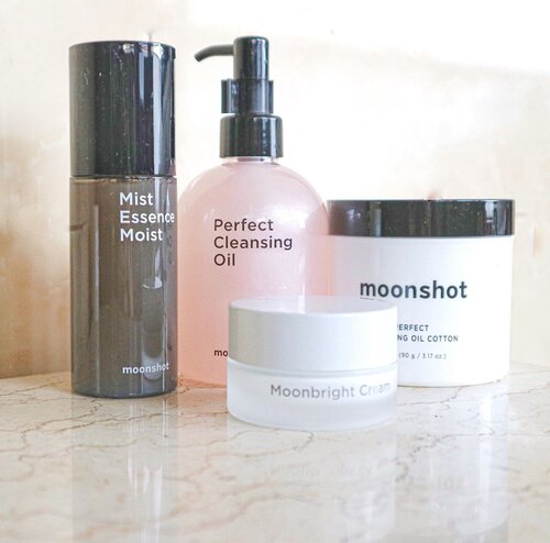 I can’t thank enough to @moonshot_idn* for these beauty package i received few weeks ago. I never knew #moonshot has vary products for their skincare line. And as a skincare addict, I always have curiosity to try new products. So here is the box of happiness from #moonshotindonesia : ☁️ Perfect Cleansing Oil Cotton☁️ Perfect Cleansing Oil☁️ Mist Essence Moist☁️ Moon Bright Cream I will soon try them and keep posting for some reviews. *Gifted