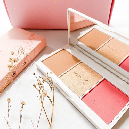 My current face palette favorite from @iomibeauty in 𝐀𝐮𝐫𝐨𝐫𝐚 𝐁𝐥𝐨𝐨𝐦. I never knew they’re so pigmented especially for the blush. As for the bronzer, i don’t really use it to contour my face but i always use it for eyeshadow with a touch of shimmer from the highlighter.⁣
⁣
I love the packaging, it’s wrapped in simple white and the size suits well into my makeup pouch.⁣
⁣
#cathyangreview #makeup #iomibeauty