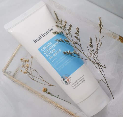 Here comes part 2/5 of @realbarrier products and still about cleanser. But this time is for 𝐂𝐋𝐄𝐀𝐍𝐒𝐈𝐍𝐆 𝐅𝐎𝐀𝐌*.⁣
⁣
Formulated with sweet almond as the natural cleansing agent, this cleanser is free from Sulfates. It also completed with MLE formula to keep the skin hydrates and wheat sprout extract as well as spirulina for calming the sensitive skin.⁣
⁣
It has creamy texture that will transform onto soft and rich lather once mix with water. It's super mild that I found myself pretty enjoy using this cleanser. I could keep massaging my face until i feel it's enough, then rinse off. As for the scent, it has non-described scent for me (Pardon me, I'm not a pro in describing scent).⁣
⁣
I use this on AM and PM and it does a good job in cleansing the impurities or makeup residue. As the result, my skin feels clean, hydrated and the most important is, I didn't experience any tightness on my skin. ⁣ ⁣
The packaging is pretty the same with cleansing oil balm in white plastic tube, but this one is more bulky as it contains of 150 gram. You can purchase this @stylekorean_global with price USD 18.⁣ ⁣
*PR/Gifted for reviewing purpose.⁣
All opinion is based on my own experience.⁣
⁣
#stylekorean #stylekorean_global #realbarrier #TrymeReviewme #skincare #dryskin #dehydratedskin #cathyangreview